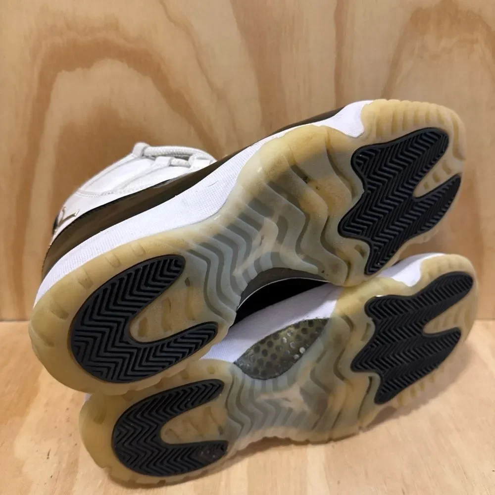 Nike Air Jordan 11 Retro Concord 2018 Size 9.5 378037-100 Black White Purple XI